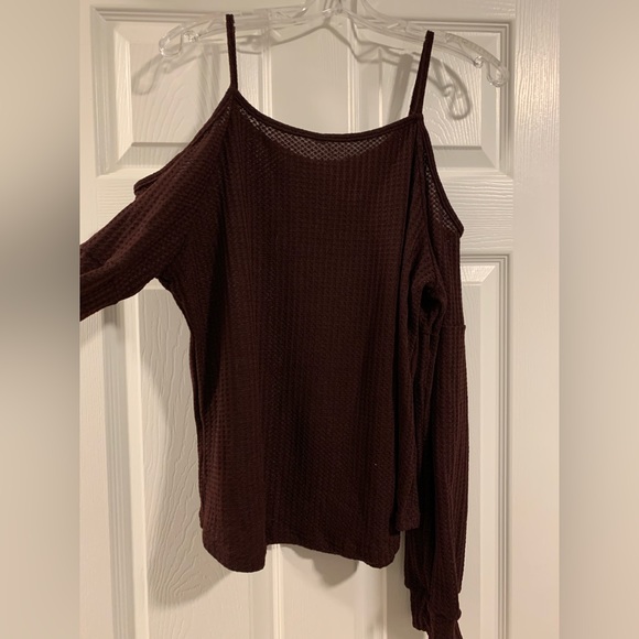 Bellelily lightweight maroon colored Sweater cold shoulders size large - Picture 3 of 5